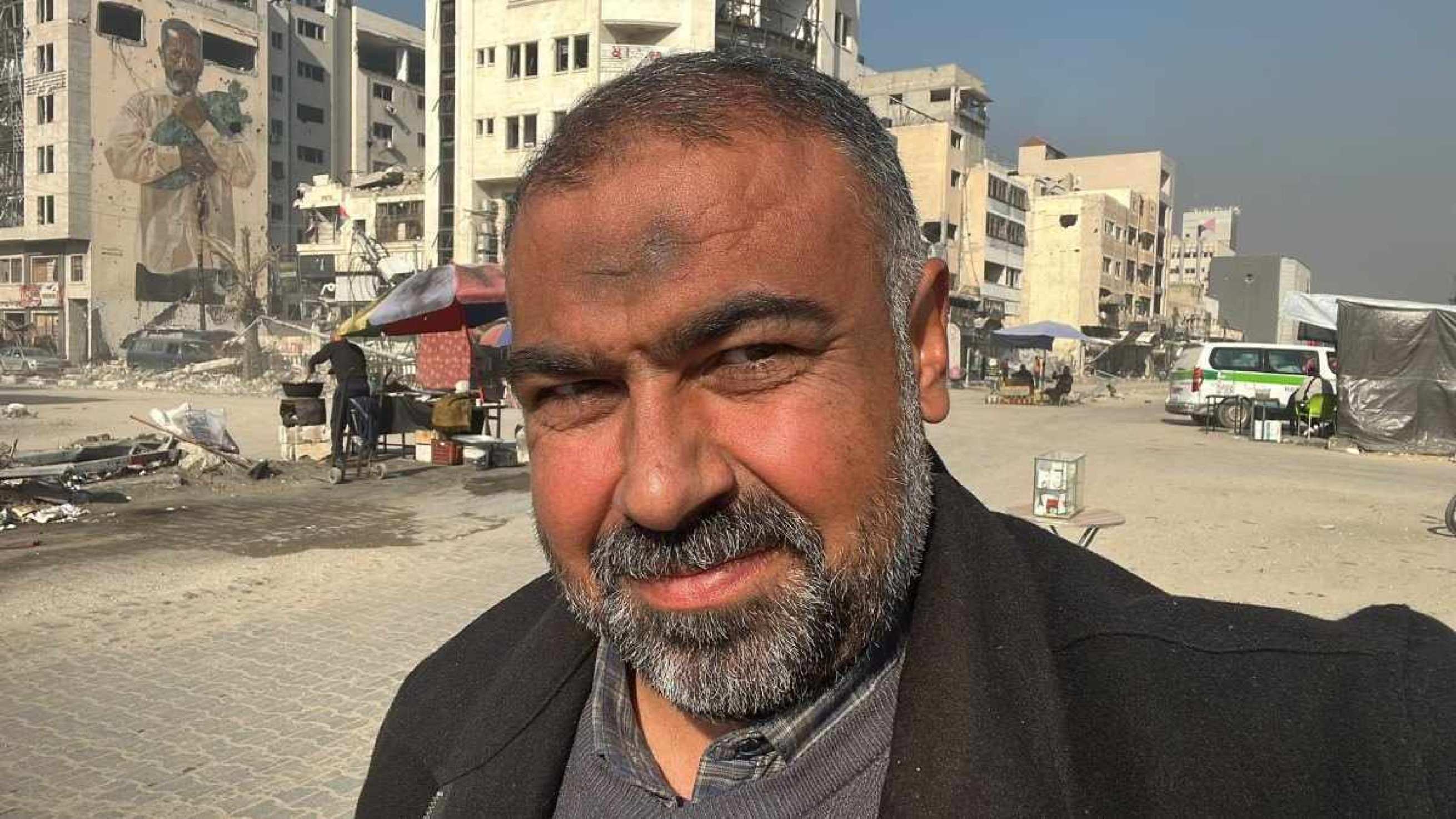 Motasem Dalloul, 44, jornalista palestino, residente na cidade de Gaza   