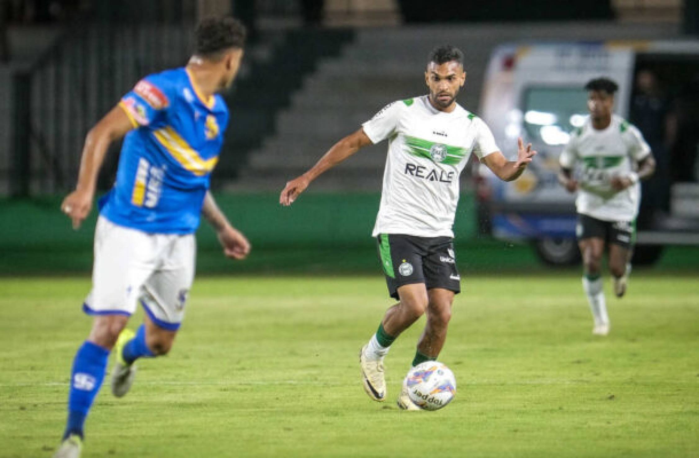 Rafinha reestreia, e Coritiba goleia o São Joseense