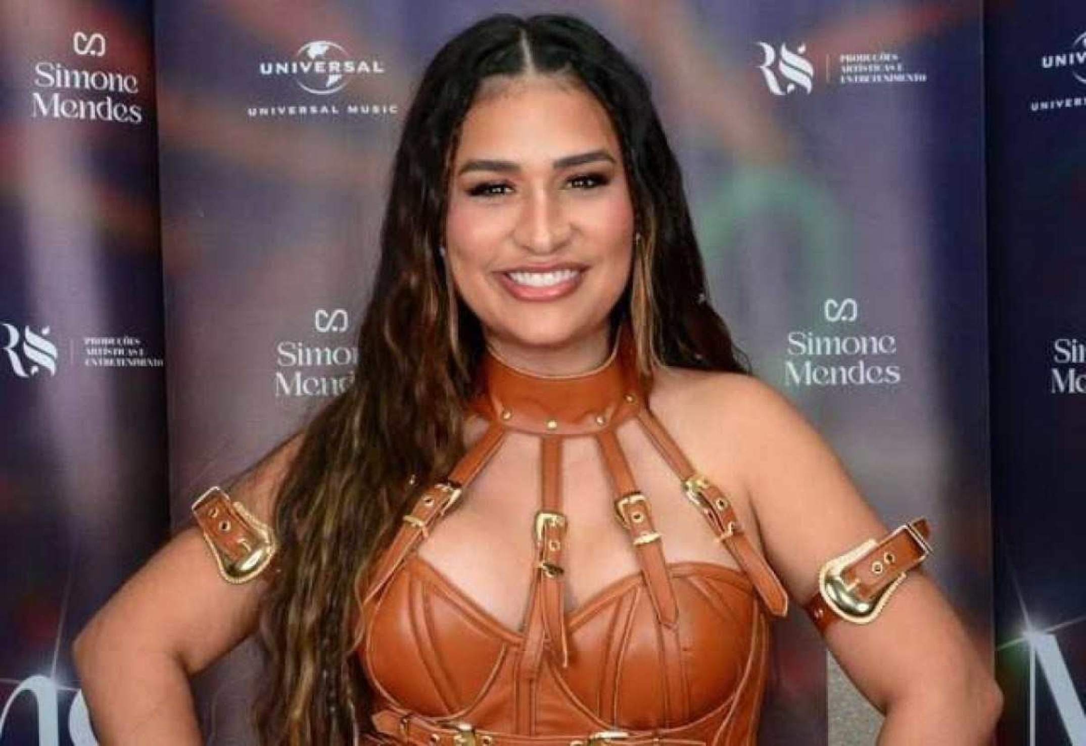 Simone Mendes esclarece rumores de silicone no bumbum