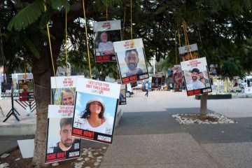 Fotografias de israelenses sequestrados pelo Hamas estão penduradas em árvores em Tel Aviv