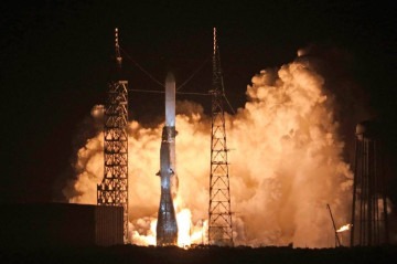 Do tamanho de um prédio de 32 andares, o foguete  decolou às 2h03 locais (4h03 em Brasília) da base espacial de Cabo Canaveral, na Flórida -  (crédito: Gregg Newton / AFP)