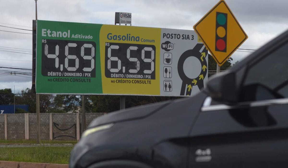 Preço da gasolina chegou a R$ 6,59 por litro. Já o etanol era vendido a R$ 4,69 e o diesel, a R$ 5,99 -  (crédito: Ed Alves/CB/D.A Press)