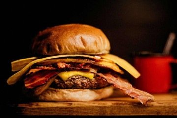 O Dia Mundial do Hambúrguer, celebrado em 28 de maio, mobiliza restaurantes e hamburguerias com promoções e lançamentos especiais -  (crédito: Reprodução/Freepik)