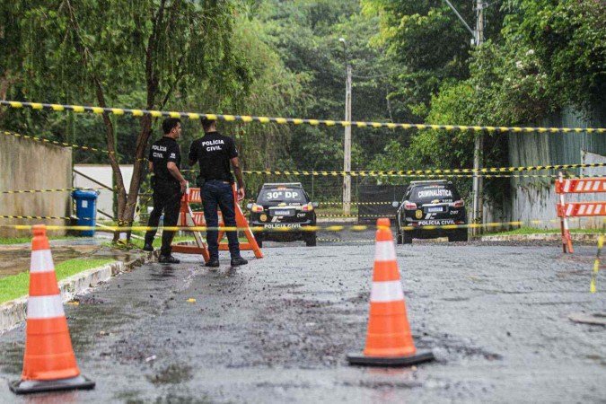 Peritos da Polícia Civil cercaram o local do crime num condomínio do Jardim Botânico
