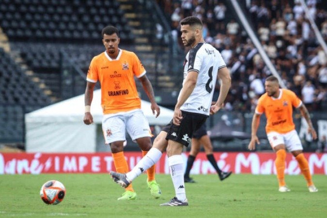 DE LUCCA - Muito sumido no primeiro tempo, sem colaborar na transição da defesa para o ataque, e foi substituído no intervalo. NOTA: 4,5 - Foto: Dikran Sahagian/Vasco
