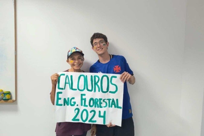 Terezinha Vieira, 76, na recepção dos calouros de engenharia florestal Terezinha na recepção dos calouros de engenharia florestal