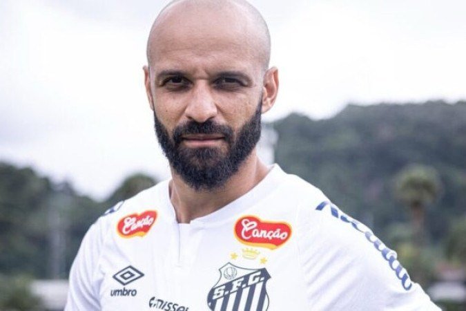 THACIANO - Entrou no lugar de Lucas Braga. Teve uma boa atuação, contribuindo taticamente e com bons passes. NOTA: 6,0