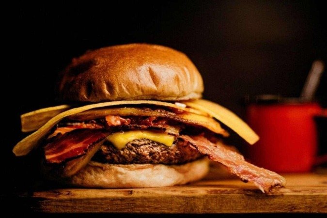 O Dia Mundial do Hambúrguer, celebrado em 28 de maio, mobiliza restaurantes e hamburguerias com promoções e lançamentos especiais - (crédito: Reprodução/Freepik) O Dia Mundial do Hambúrguer, celebrado em 28 de maio, mobiliza restaurantes e hamburguerias com promoções e lançamentos especiais - (crédito: Reprodução/Freepik)