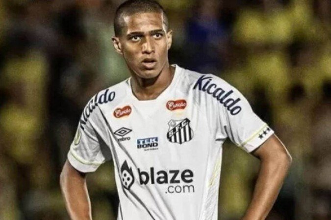 SOUZA - Entrou no lugar de Escobar. Não conseguiu solucionar os espaços pelo lado esquerdo, mas foi um pouco mais seguro do que o companheiro de posição. NOTA: 5,5