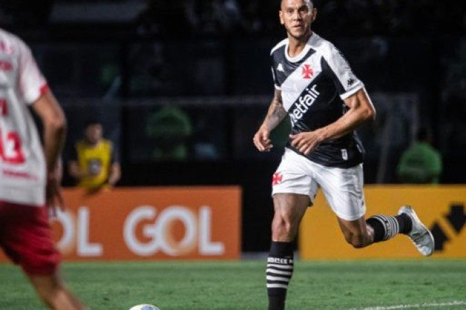 SOUZA - Atuando como zagueiro, não comprometeu e ajudou na saída de bola. NOTA: 5,5 - Foto: Leandro Amorim/Vasco