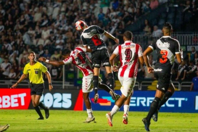 BANGU -  No primeiro tempo, o Bangu teve o controle da posse de bola em boa parte da etapa. Já no segundo tempo, se recuou e soube se defender bem, muito graças ao goleiro Victor Brasil, que defendeu o pênalti e fez outras belas defesas. NOTA: 6,5 - Foto: Fernando Silva/Bangu