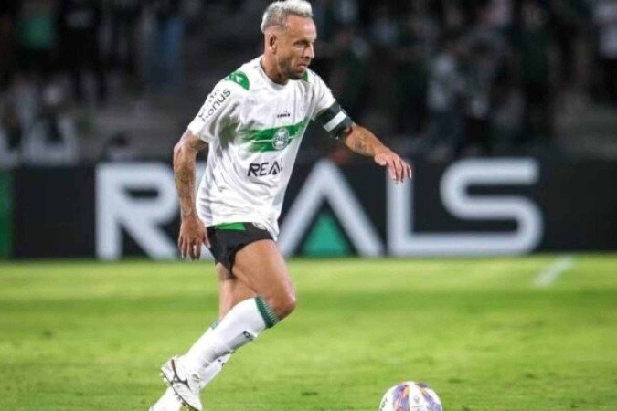 Rafinha celebra retorno ao Coritiba - (crédito: — Foto: JP Pacheco/Coritiba) Rafinha celebra retorno ao Coritiba - (crédito: — Foto: JP Pacheco/Coritiba)