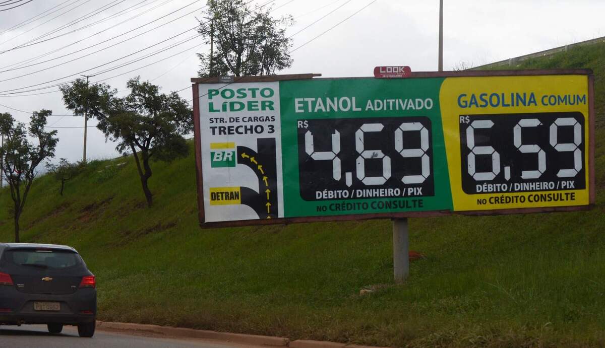 O preço da gasolina chegou a R$ 6,59 por litro. Já o etanol era vendido a R$ 4,59 e o diesel, a R$ 5,99