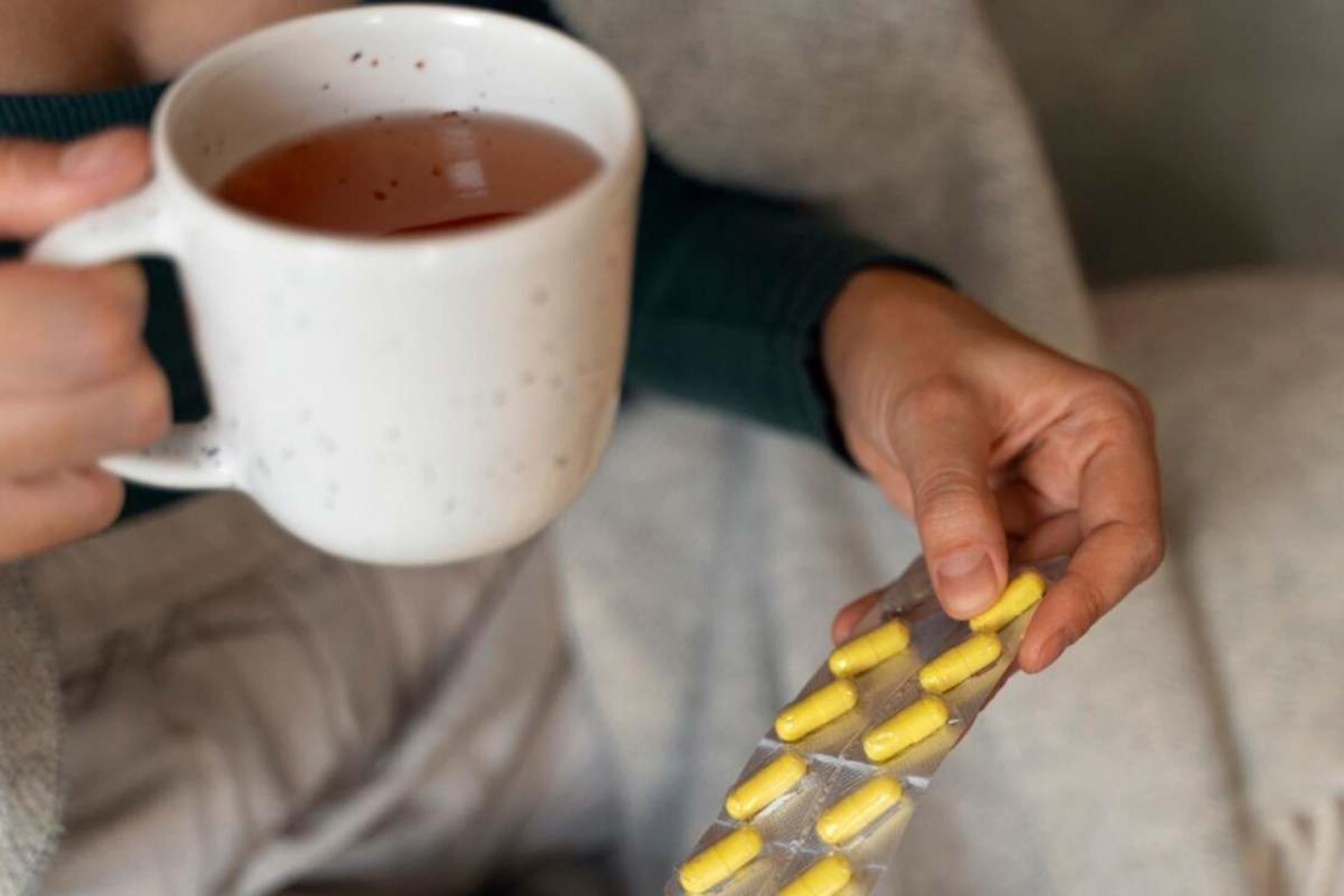 Ainda por conta dos efeitos anti-inflamatórios, o chá de gengibre também pode ajudar a melhorar sintomas de dores de cabeça e dores no estômago, que também são causados pela ressaca
