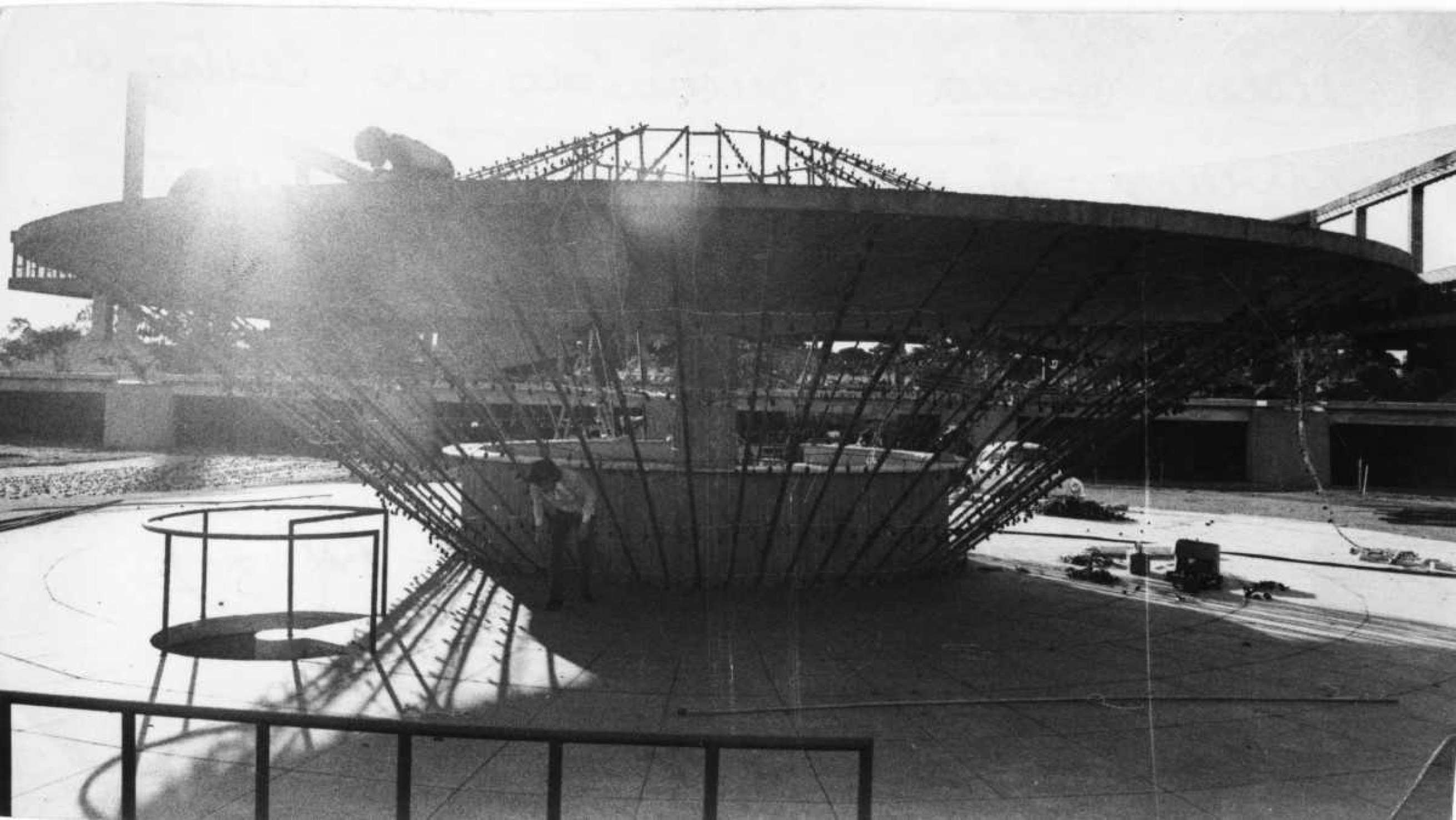 Credito: Arquivo CB/D.A Press. Disco Voador constru&iacute;do no Centro de Convecoes de Bras&iacute;lia, por ocasiao do I Congresso Internacional de ufologia. Pasta: F-6177. CB, 27/10/1979. Capa;