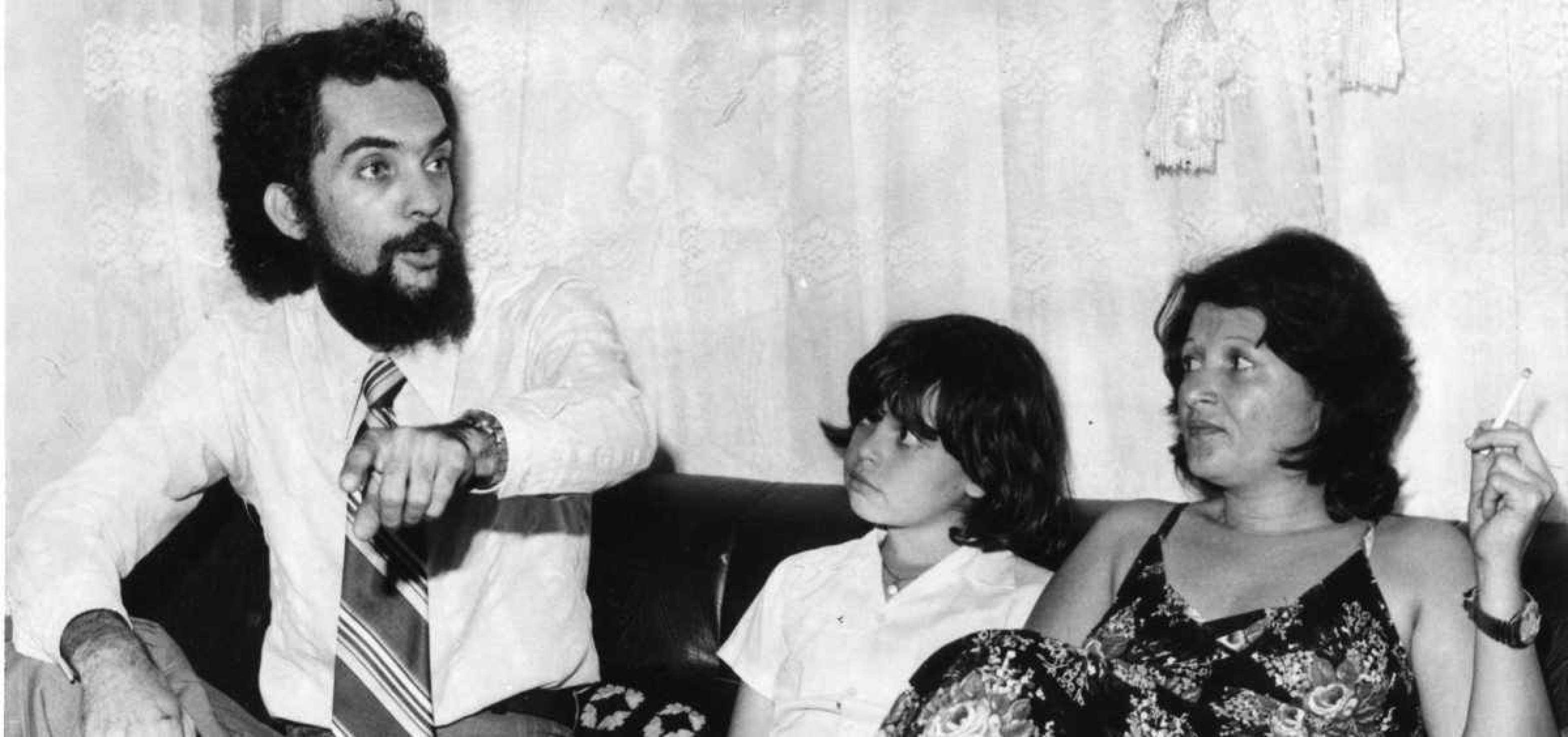 04/04/1977. Credito:Arquivo CB/D.A Press. Brasil. Brasilia - DF. Fam&iacute;lia v&ecirc; disco voador a caminho de Itiquira. Pasta: F - 6177. CB, 05/03/1977. Pag. 12;