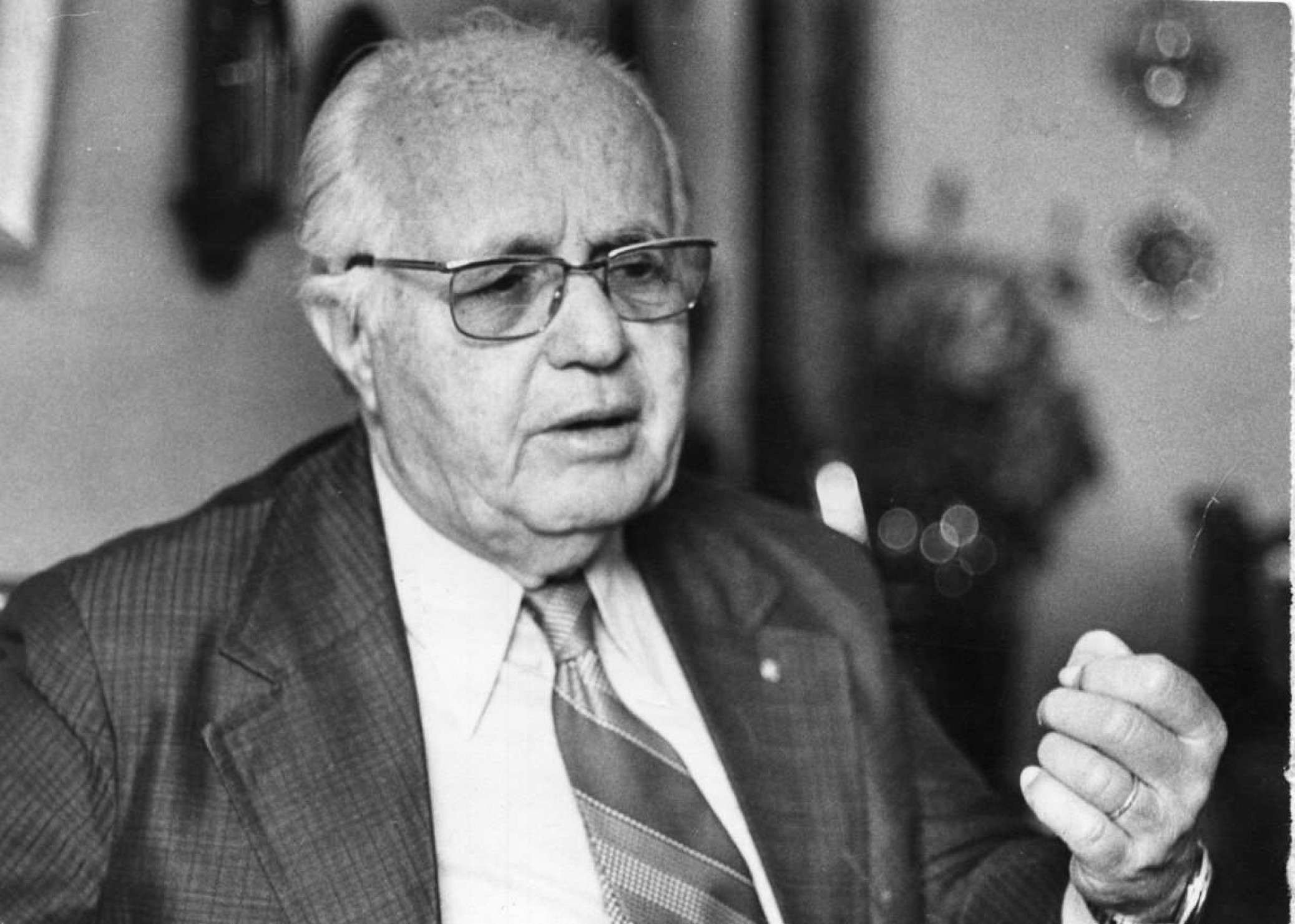 Credito: J. Fran&ccedil;a/CB/D.A Press. Brasil. Brasilia - DF. General Moacir Uchoa quer desvendar o enigma dos discos voadores. Pasta: F-6177. CB, 16/09/1979. Pag. 26;