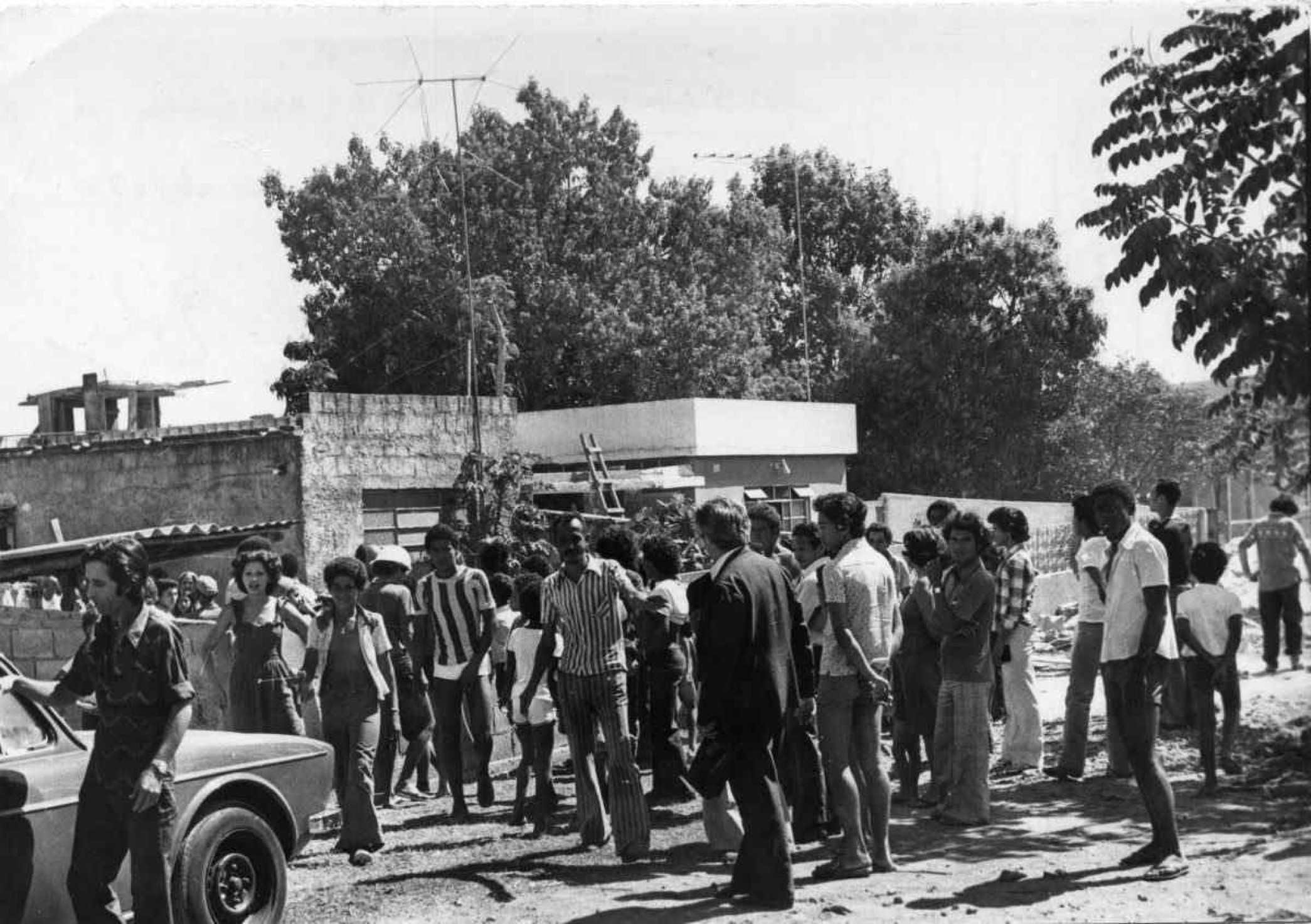 Credito: Arquivo CB/D.A Press. Brasil. Brasilia -DF. Disco voador. Uma romaria a casa onde est&aacute; o misterioso objeto, o radiosone RS 21, em Sobradinho. Pasta: F - 6177. CB, 18/08/1977. Pag. Capa;