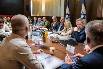 Netanyahu (quinto da esquerda para a direita) lidera reunião de gabinete para votar o acordo de trégua, em Jerusalém (Foto de Koby Gideon / GPO / AFP) / Israel OUT / XGTY / === RESTRITO AO USO EDITORIAL - CRÉDITO OBRIGATÓRIO 