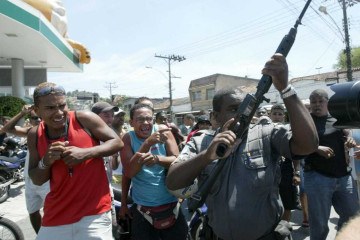  Confusao com Policias Militares em velorio do mototaxista morto por uma bala perdida em tiroteio no Complexo do Alemao, os policiais reprimiram um protesto promovido por cerca de 50 colegas da vitima, deram tiros para o alto e usaram uma patrulha para derrubar motocicletas que bloqueavam o transito da Avenida Pastor Martin Luther King Junior.13 mar. 2007. -  (crédito:  Guilherme Pinto/Agencia Brasil)