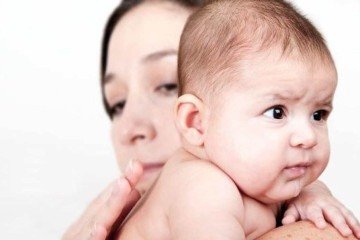É recomendado fazer o bebê arrotar após as mamadas para evitar a regurgitação