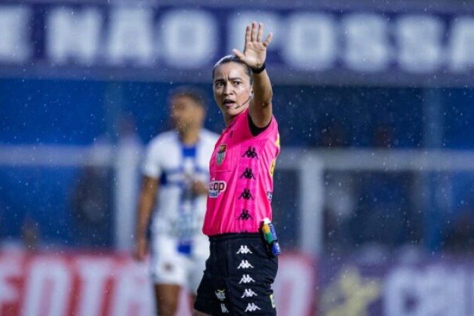 O jogo terÃ¡ arbitragem da experiente Edina Alves Batista, de 45 anos. Este serÃ¡ o segundo jogo que ela apita no ano. Na primeira rodada, a Ã¡rbitra paranaense atuou em Ãgua Santa 1 x 2 SÃ£o Bernardo, aplicando dois cartÃµes amarelos e nenhum vermelho. Na temporada 2024, Edina trabalhou em 28 jogos por competiÃ§Ãµes diversas, distribuindo 151 cartÃµes amarelos, quatro vermelhos e assinalando sete pÃªnaltis. Foto: Rafael AssunÃ§Ã£o/Ag. PaulistÃ£o