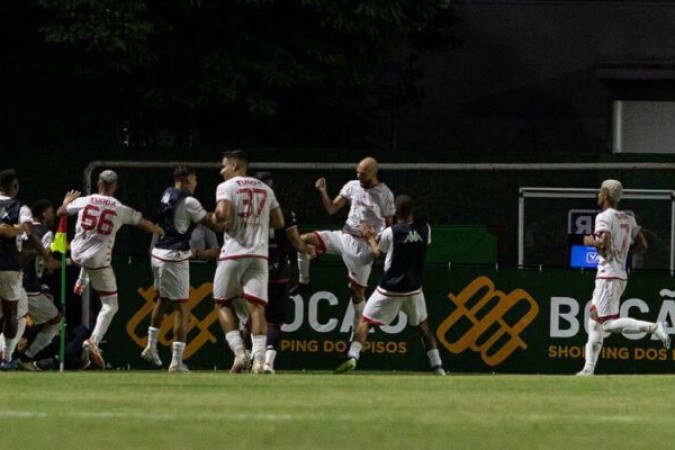 O Noroeste está de volta à elite do futebol paulista após 13 anos. Na estreia, a equipe venceu o Velo Clube por 2 a 0, com gols de Pedro Felipe e Carlão. O time não entrava em campo desde 13 de abril de 2024, quando empatou com o mesmo adversário por 1 a 1 e deixou escapar o título da Série A2. Foto: Rebeca Reis/Ag.Paulistão