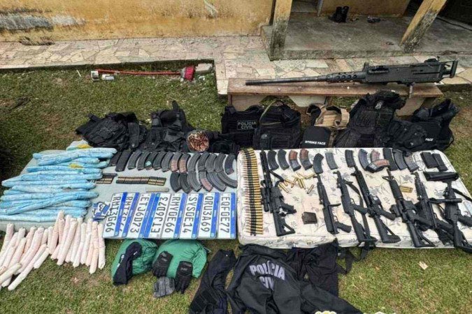 Na chácara, foi encontrado um arsenal de guerra, incluindo armamentos utilizados por Forças Armadas - (crédito: Foto: SESP/PR) Na chácara, foi encontrado um arsenal de guerra, incluindo armamentos utilizados por Forças Armadas - (crédito: Foto: SESP/PR)
