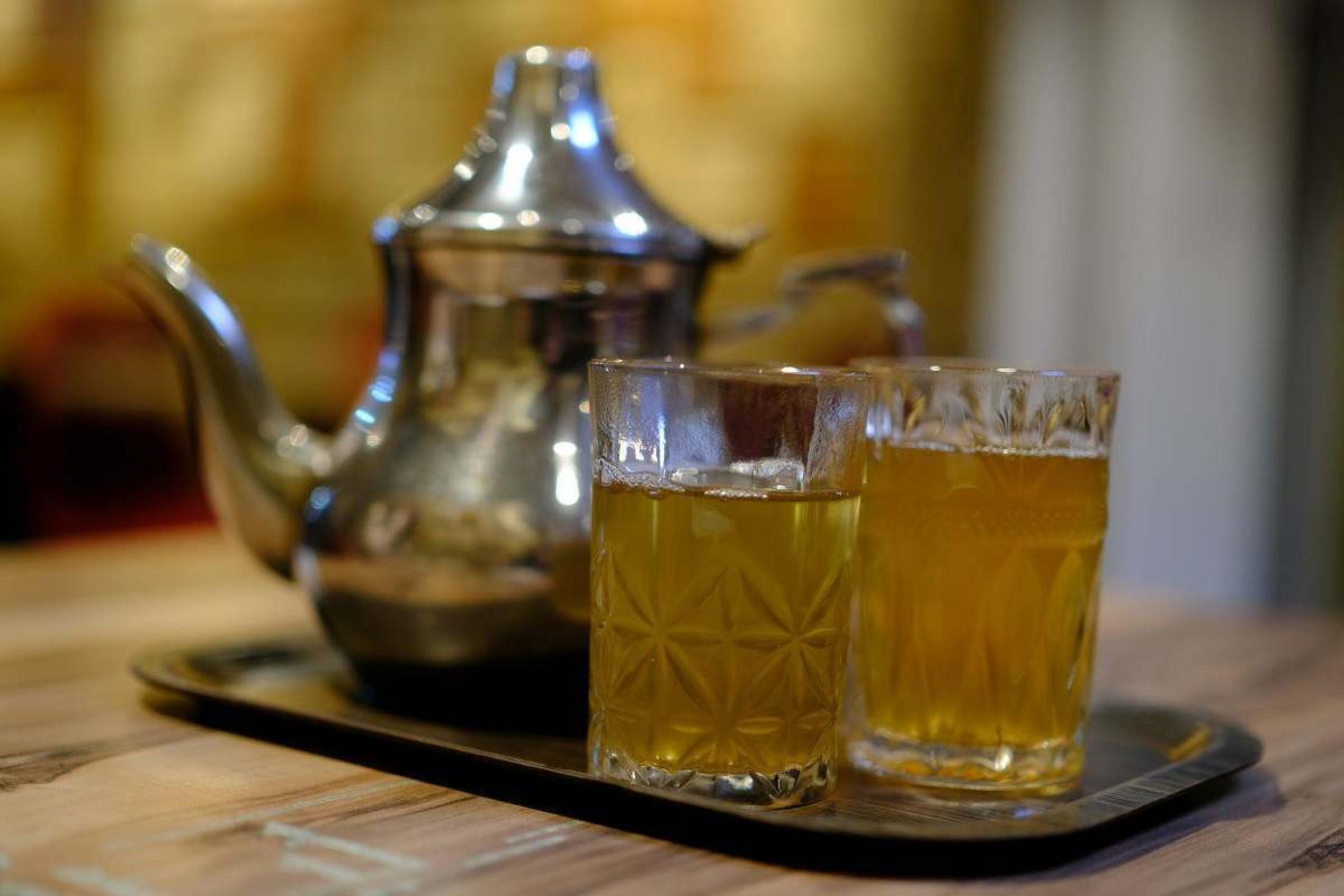 Também pode aliviar sintomas de náusea e tontura, sendo um dos melhores tipos de chá para a cura da ressaca