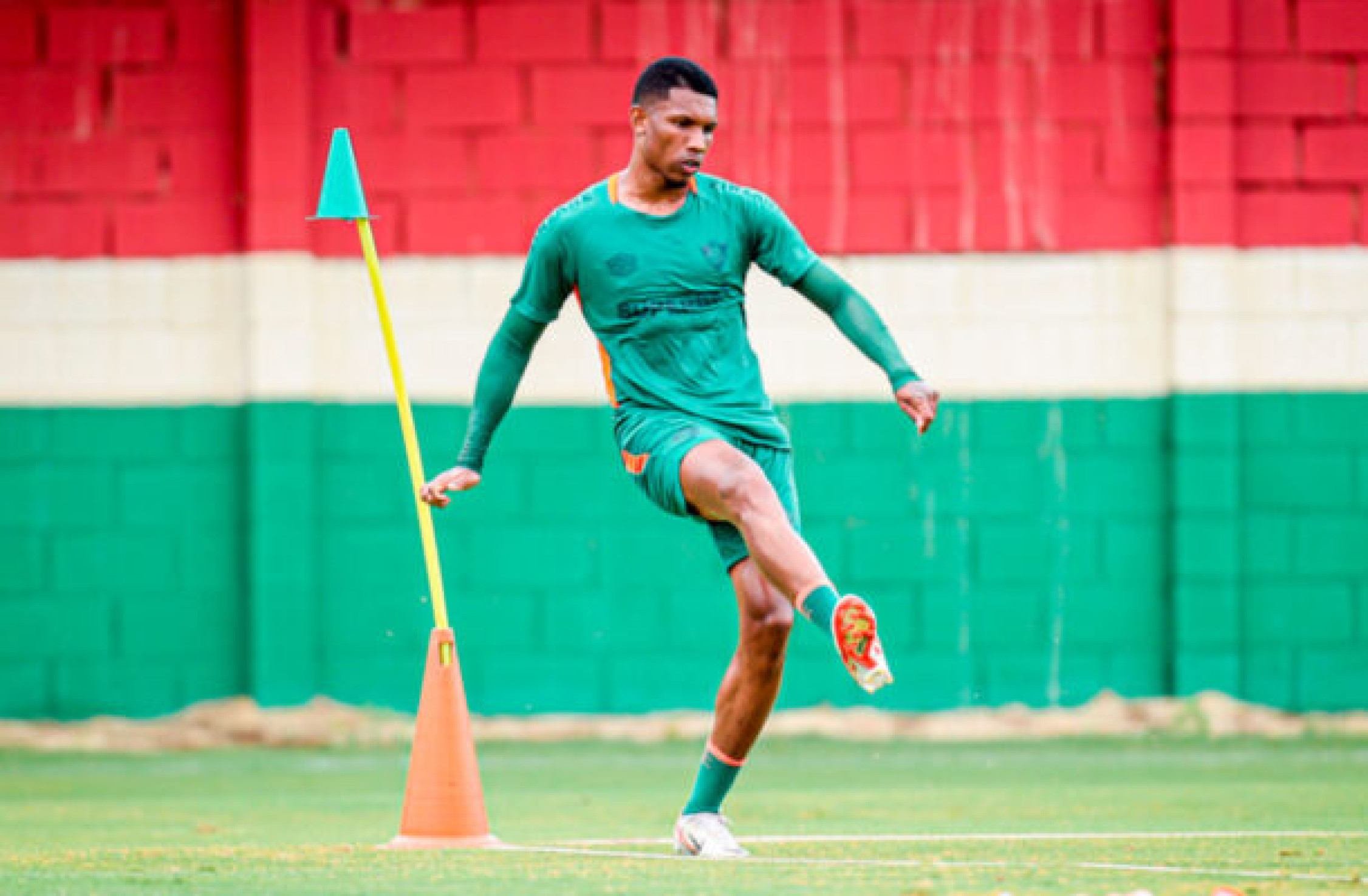 Recuperado de lesão, Lelê participa de programação integral no Fluminense