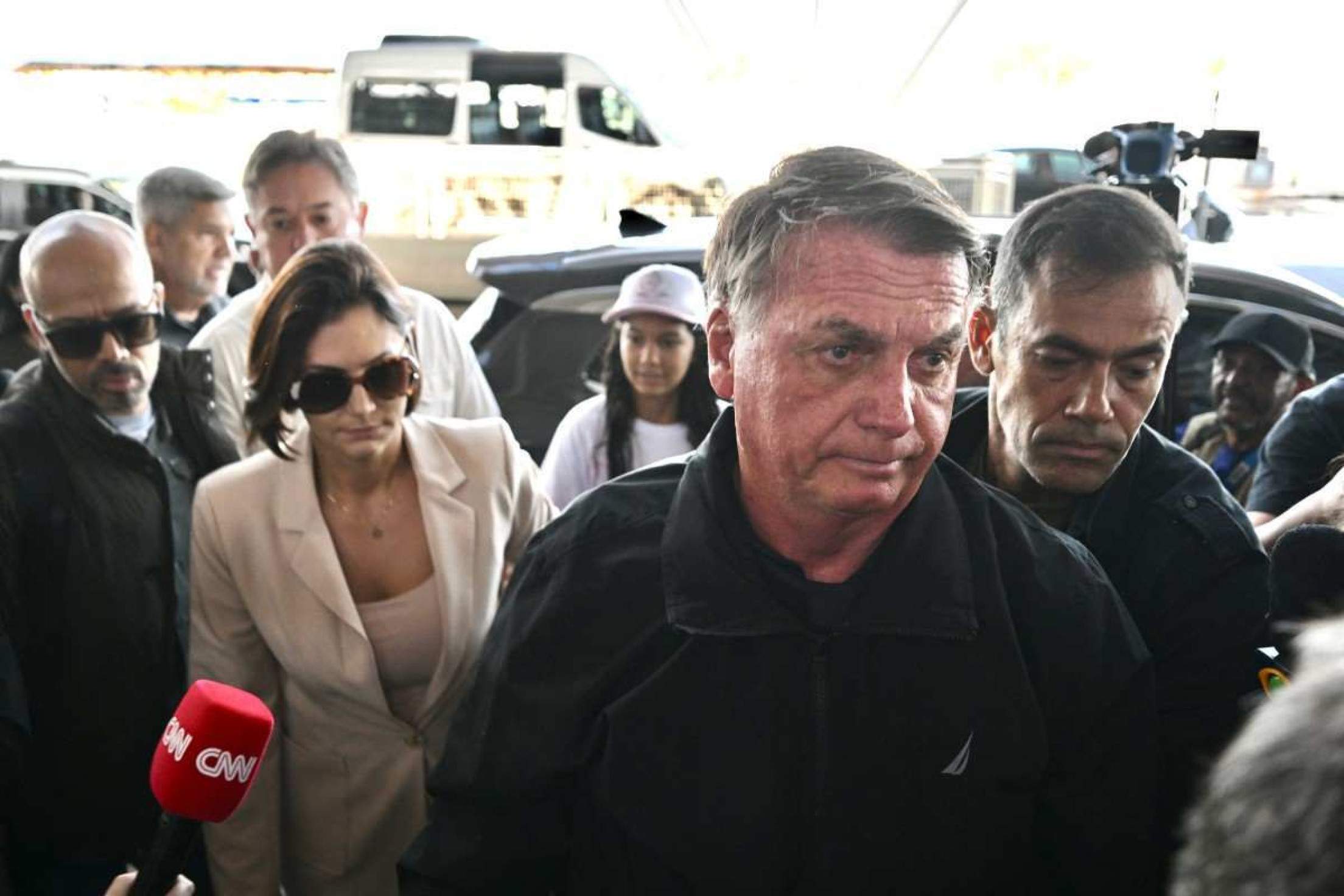 O ex-presidente brasileiro Jair Bolsonaro acompanha a mulher, Michelle Bolsonaro, a embarcar num avião com destino aos EUA para o representar na tomada de posse do presidente eleito Donald Trump, depois de Alexandre de Moraes se ter recusado a devolver o seu passaporte, apreendido em fevereiro de 2024 