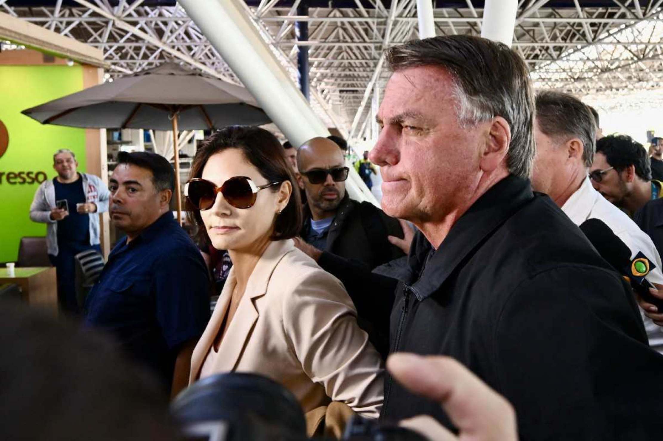 O ex-presidente brasileiro Jair Bolsonaro acompanha a mulher, Michelle Bolsonaro, a embarcar num avião com destino aos EUA para o representar na tomada de posse do presidente eleito Donald Trump, depois de Alexandre de Moraes se ter recusado a devolver o seu passaporte, apreendido em fevereiro de 2024