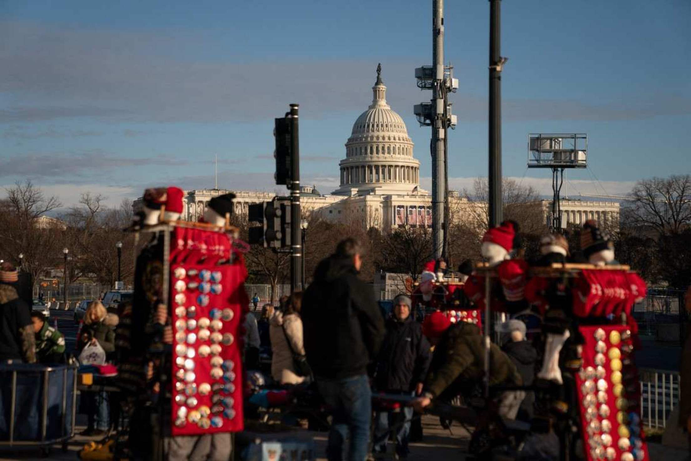 Vendedores vendem produtos de Trump do lado de fora do Capitólio dos EUA em 18 de janeiro de 2025, antes da posse do presidente eleito dos EUA, Donald Trump, em Washington, DC. (Foto de Allison ROBBERT / AFP)      