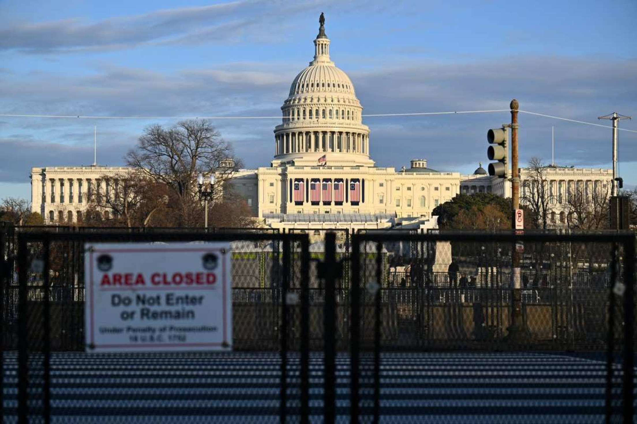 Cercas de segurança são vistas no Capitólio dos EUA em Washington, DC, em 18 de janeiro de 2025, enquanto a capital dos EUA se prepara para a posse do presidente eleito dos EUA, Donald Trump. Donald Trump confirmou que sua posse como presidente dos EUA em 20 de janeiro será em um local fechado devido ao clima congelante esperado, minando as esperanças do republicano de um espetáculo grandioso para dar início ao seu segundo mandato. (Foto de ANGELA WEISS / AFP)      