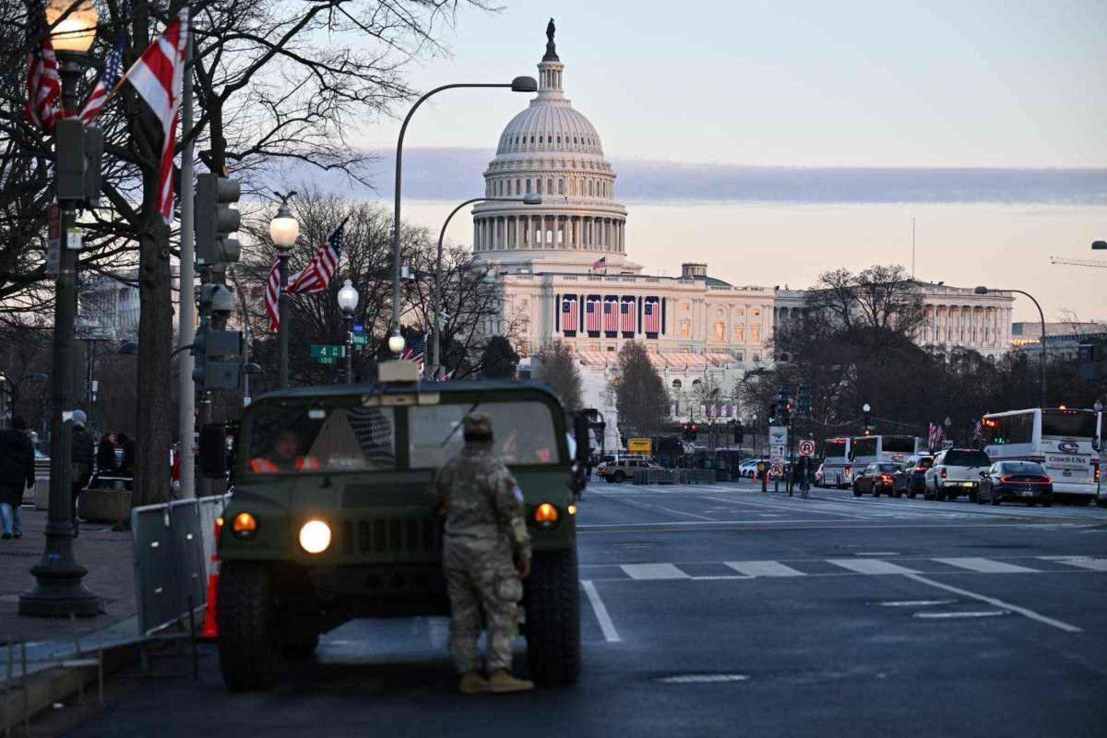 Militares dos EUA montam guarda perto do Capitólio em Washington, DC, em 18 de janeiro de 2025, enquanto a capital dos EUA se prepara para a posse do presidente eleito dos EUA, Donald Trump. Donald Trump confirmou que sua posse como presidente dos EUA em 20 de janeiro será em um local fechado devido ao clima congelante esperado, minando as esperanças do republicano de um espetáculo grandioso para dar início ao seu segundo mandato      