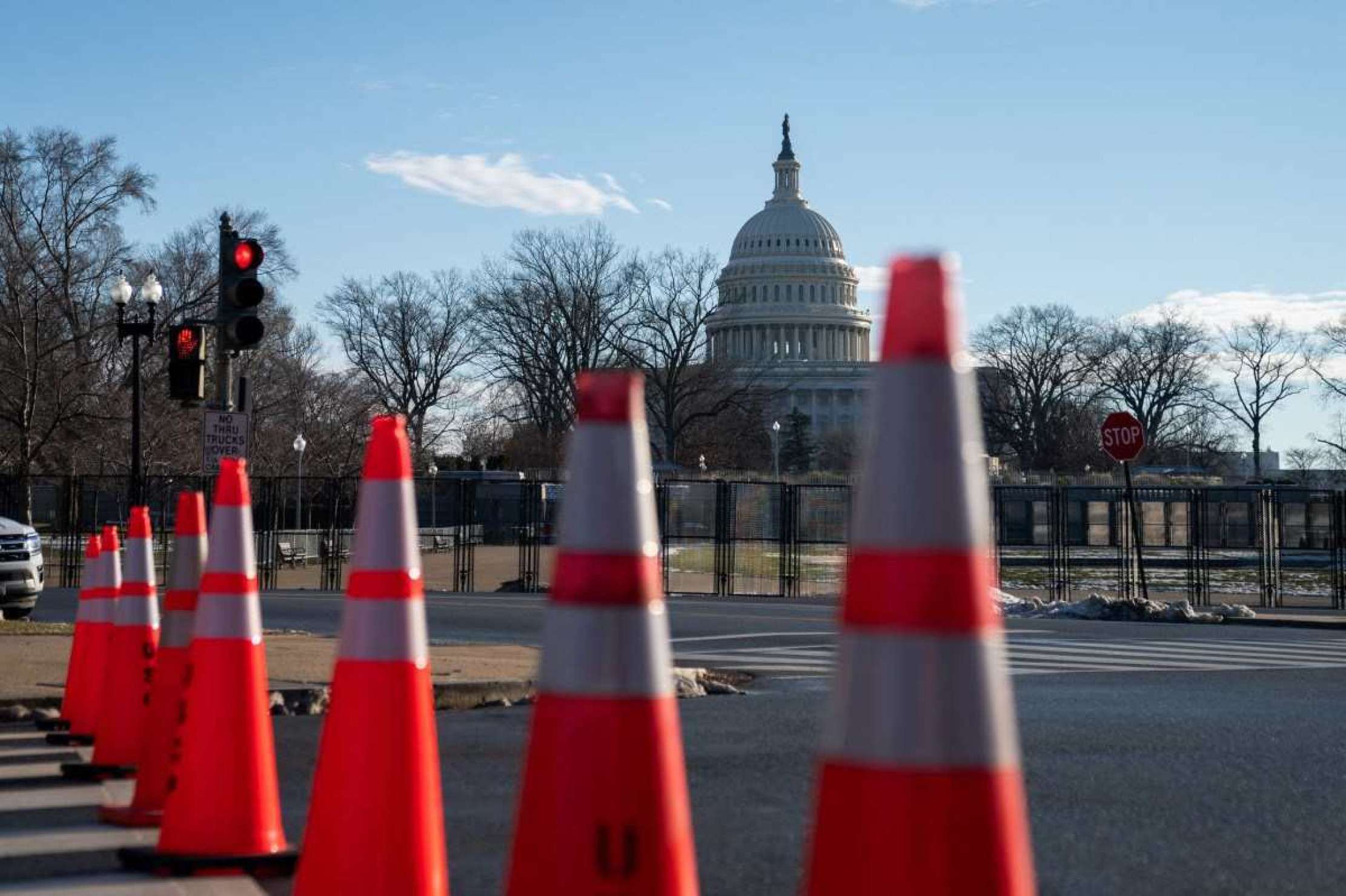 Cones bloqueiam uma estrada que leva ao Capitólio dos EUA em 18 de janeiro de 2025, antes da posse do presidente eleito dos EUA, Donald Trump, em Washington, DC. (Foto de Allison ROBBERT / AFP)