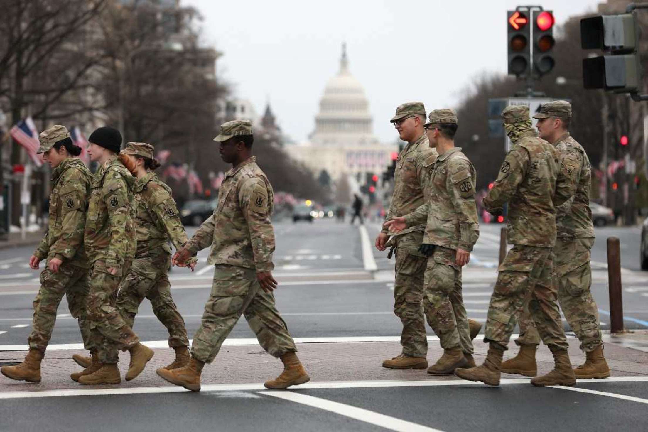 WASHINGTON, DC - 18 DE JANEIRO: Soldados do Exército dos EUA caminham em frente ao Capitólio dos EUA em 18 de janeiro de 2025 em Washington, DC. O presidente eleito dos EUA, Donald Trump, e o vice-presidente eleito, senador JD Vance (R-OH), serão empossados ??em 20 de janeiro. Justin Sullivan/Getty Images/AFP (Foto de JUSTIN SULLIVAN / GETTY IMAGES NORTH AMERICA / Getty Images via AFP)       