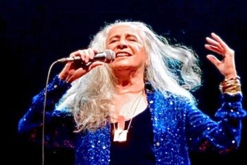 'Não dá para cantar com esse som', disse Maria Bethânia durante show no Rio -  (crédito: Instagram)
