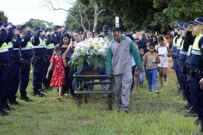 A cerimônia foi marcada por honrarias militares 