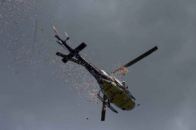 O sepultamento foi marcado por uma chuva de pétalas sobre o túmulo, em homenagem feita pela aeronave Fênix, do Batalhão de Operação Aviação (BAvOp)