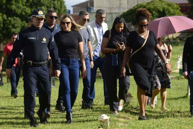  18/01/2025 Crédito: Marcelo Ferreira/CB/D.A Press. Brasil. Brasília - DF - Cemitério Campo da Esperança em Brazlândia. Enterro do policial militar do DF Adriano Damásio Lopes, que morreu aos 44 anos num incêndio em um hotel em Maceió, Vice governadora Celina Leão vai ao enterro do policial militar.