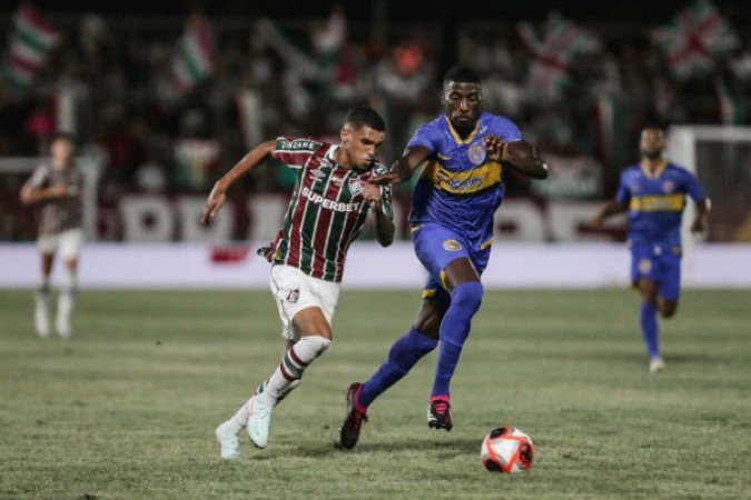 RIQUELME -Entrou no lugar do Canobbios aos 14 minutos do segundo tempo. Ãgil e habilidoso, deu velocidade para o setor ofensivo do Tricolor, apesar de errar passes, substituiu a altura o estreante que era o nome da partida. Sofreu o pÃªnalti do empate. - Nota: 7,0 - Foto:  LUCAS MERÃ?ON / FLUMINENSE F.C.