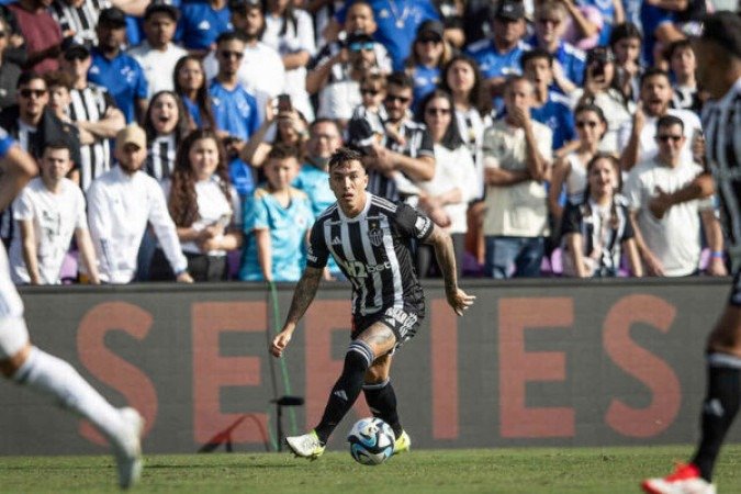 SARAVIA - Cometeu muitas faltas e entrou na pilha com outros jogadores por conta do clima quente. Ainda tomou um cartÃ£o amarelo. Com a bola, pouco fez. NOTA: 5,0 - FOTO: Pedro Souza / AtlÃ©tico