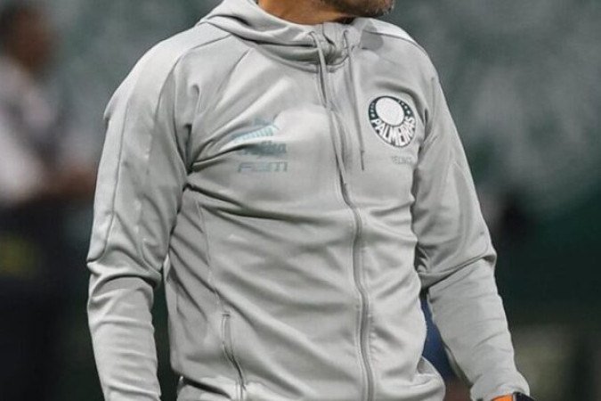 TÉC: ABEL FERREIRA - A equipe não fez uma grande partida e na maioria do tempo acabou sendo envolvida pelo Noroeste. O sistema inicial com três zagueiros não funcionou e o técnico mexeu neste quesito ainda na primeira etapa. Contudo, fez alterações no segundo tempo que surtiram efeito e evitaram a derrota fora de casa. NOTA 6,0 - Foto: Cesar Greco/Palmeiras