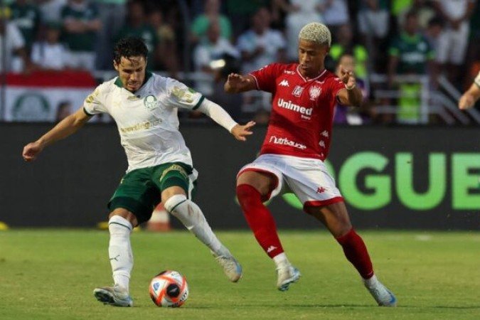 RAPHAEL VEIGA - Melhor do time. Levou perigo em finalizaÃ?Â§Ã?Âµes e participou das melhores jogadas do Palmeiras. Chamou a responsabilidade e comeÃ?Â§ou a jogada do gol de empate. NOTA 8,0 - Foto: Cesar Greco/Palmeiras