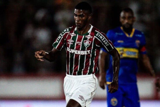 WALLACE DAVI - Participou muito do jogo e deu ritmo no meio de campo, recuperando bolas e na troca de passes. Apareceu pouco no segundo tempo e saiu para a entrada de Marlon aos 41. - Nota: 6,5 - Foto: Divulgação / Fluminense 