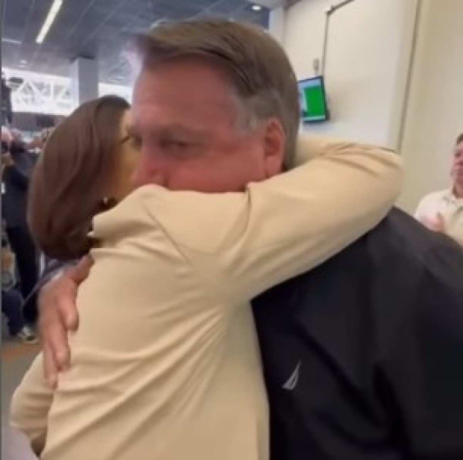 Jair Bolsonaro se despede de Michelle Bolsonaro, que viajou aos Estados Unidos para acompanhar a posse de Donald Trump