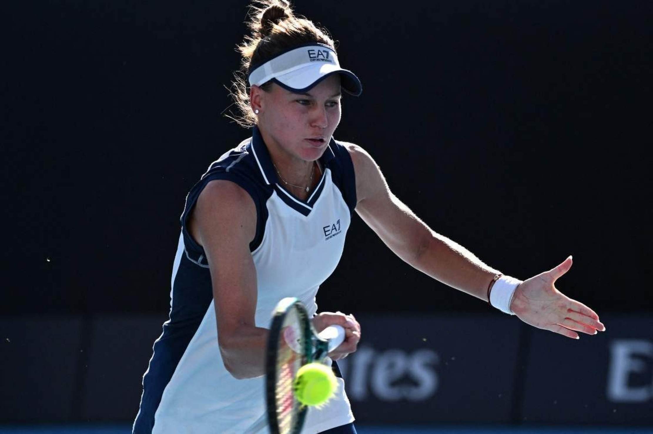 A russa Veronika Kudermetova rebate a brasileira Beatriz Haddad Maia      