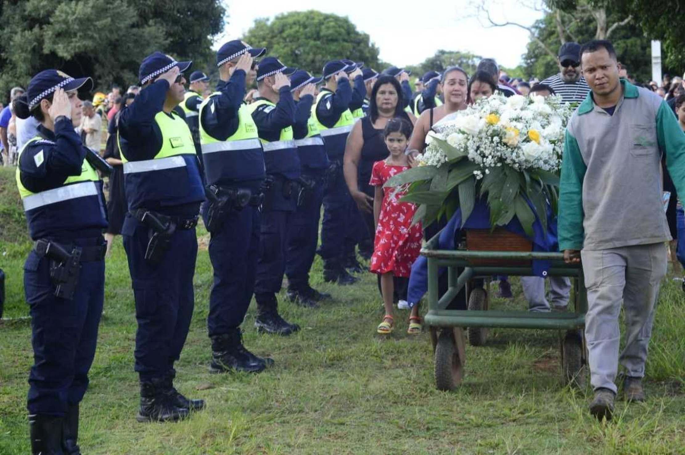 Policial herói que morreu em incêndio é enterrado com honras militares