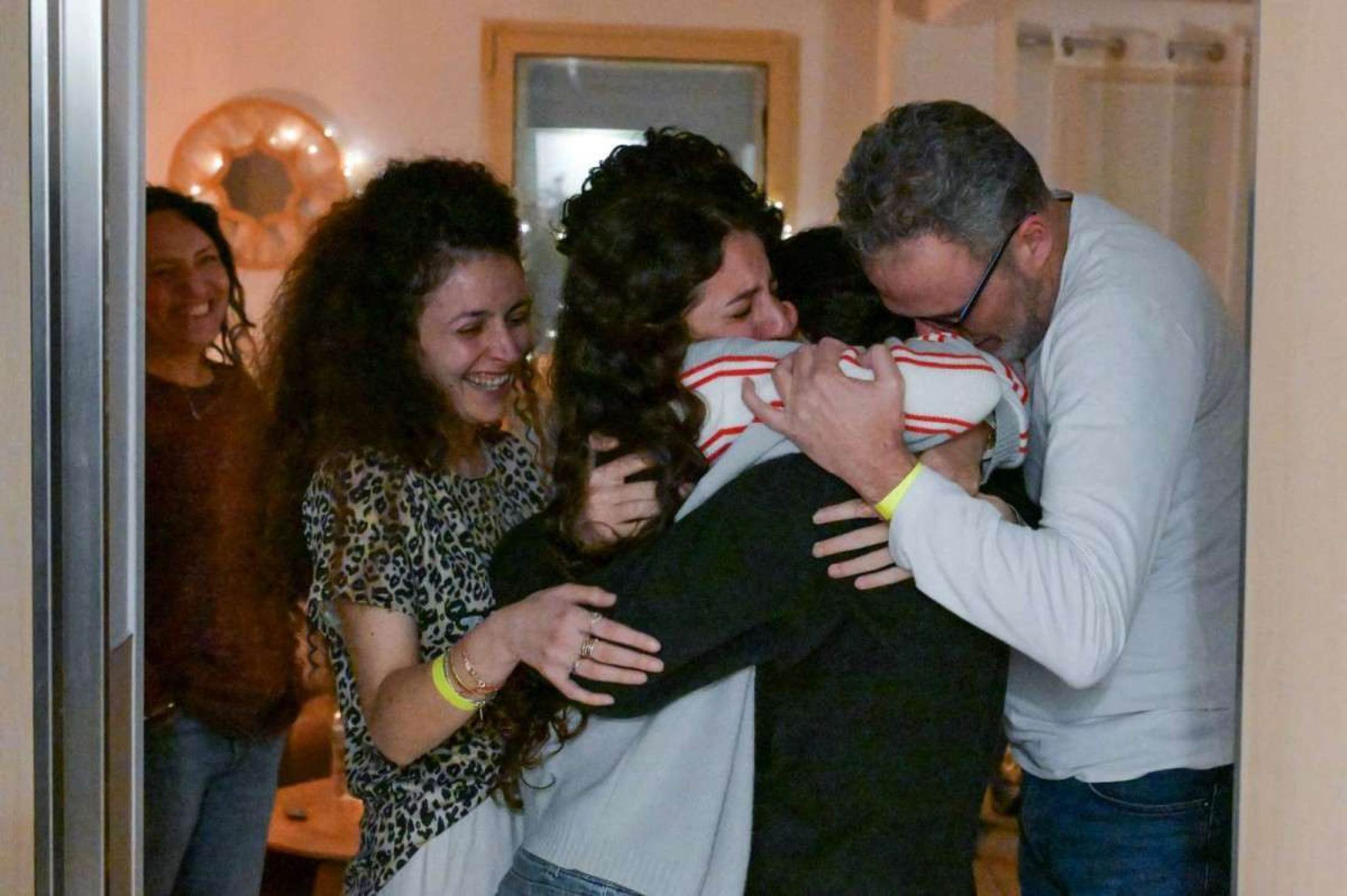  This handout picture released by the Israeli Government Press OFfice (GPO) shows the father (R) of Israeli hostage Romi Gonen (2nd R) and other family members welcoming her at the Sheba medical centre in Ramat Gan near Tel Aviv, on January 19, 2025, following her release after a ceasefire and hostage-prisoner exchange deal in the war between Israel and Hamas was implemented. The first three Israeli hostages, including Gonen, were released on January 19 under a long-awaited Gaza truce aimed at ending more than 15 months of war that has ravaged the Palestinian territory. (Photo by Maayan TOAF / GPO / AFP) / Israel OUT / XGTY / === RESTRICTED TO EDITORIAL USE - MANDATORY CREDIT 